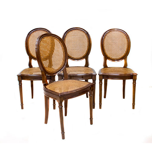 Sub.:21 - Lote: 170 -  Lote de cuatro sillas estilo Luis XVI con respaldo de medalln y patas fsele acanaladas en madera patinada Asiento y respaldo de rejilla.