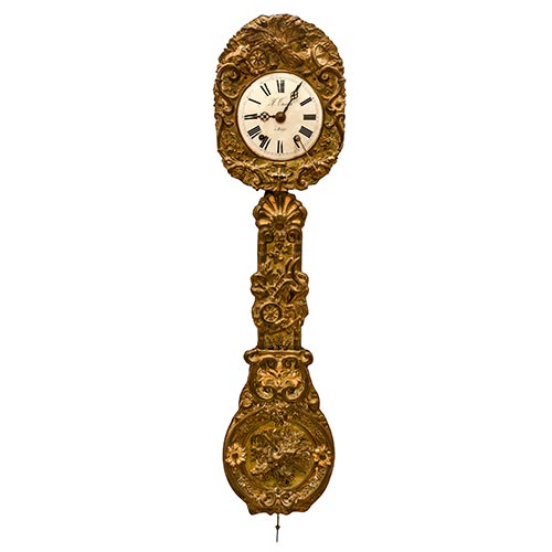 Sub.:22 - Lote: 1305 -  Reloj de pared Moretz de pndulo real en latn repujado y esfera en esmalte con numeracin romana. Con restos de policroma en el pndulo. S. XIX.