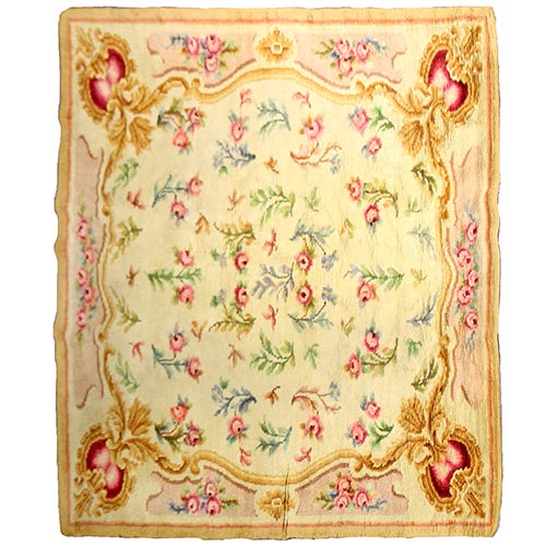 Sub.:22 - Lote: 1320 -  Alfombra espa�ola en lana. Motivo central de campo de flores recortadas sobre fondo beige.