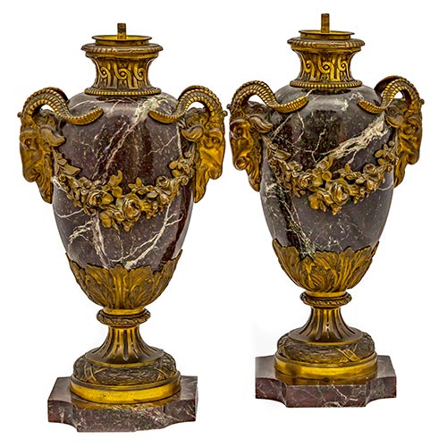 Sub.:22 - Lote: 196 -  Pareja de copas Napole�n III en m�rmol rojo con montura de bronce dorado representando cabezas de carnero y guirnalda de flores. Adaptados para instalaci�n el�ctrica interior. S. XIX.