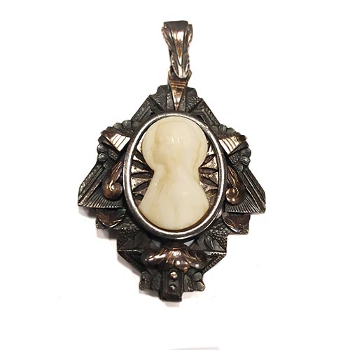 Sub.:22 - Lote: 346 -  Colgante en plata y marfil con la representaci�n de la virgen ni�a. con Carey.