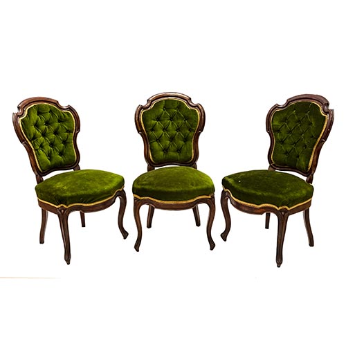 Sub.:22 - Lote: 226 -  Siller�a isabelina en madera de nogal formada por seis sillas con tapicer�a capiton� verde. Una de ellas con desperfectos en un lateral.S.XIX