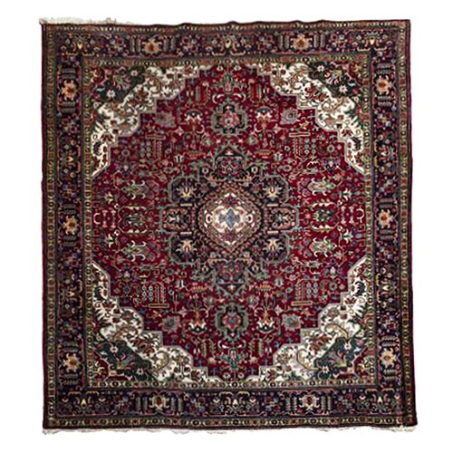 Sub.:22 - Lote: 1336 -  Alfombra persa Tabriz en lana con decoracin vegetal geometrizada, medalln central con borde decorado con herat geomtrico.