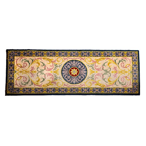 Sub.:22 - Lote: 1282 -  Alfombra en lana de pasillo en nudo espa�ol con decoraci�n neocl�sica. Firmada M. Stuyck Madrid 2011. Magn�ifica conservaci�n.