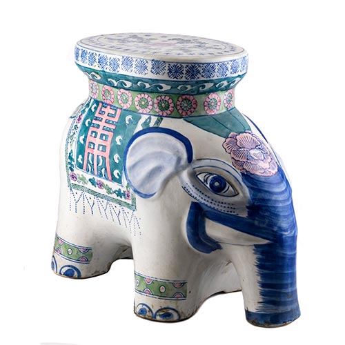 Sub.:22 - Lote: 236 -  Asiento de jardn en forma de elefante realizado en porcelana.