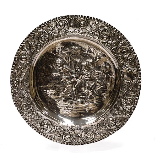 Sub.:22 - Lote: 224 -  Plato repujado en plata con escena de querubines. Peso: 527 grs.