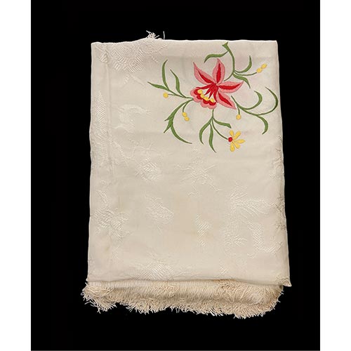 Sub.:22 - Lote: 1353 -  Colcha de seda antigua bordada con motivos florares.
