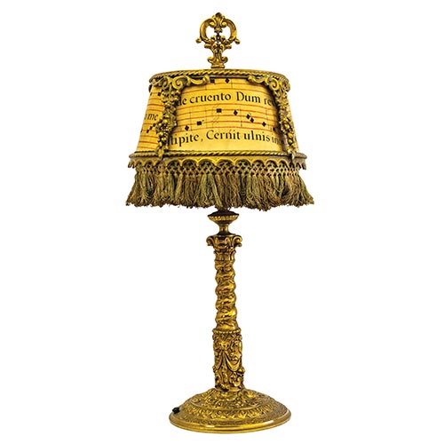 Sub.:22 - Lote: 251 -  L�mpara de sobremesa en bronce de estilo neo renacimiento con pantalla de pergamino gregoriano.