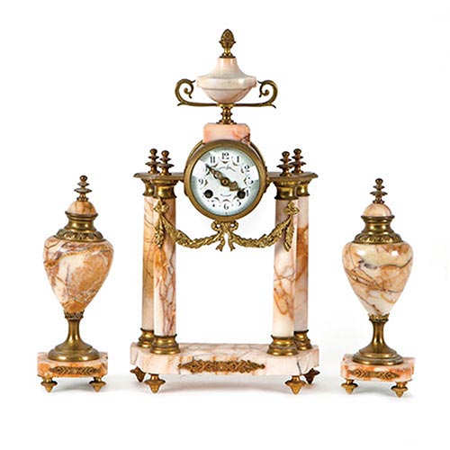 Sub.:22 - Lote: 245 -  Reloj de sobremesa con guarnicin de nforas en mrmol veteado, bronce y metal dorado, principios del S.XX.