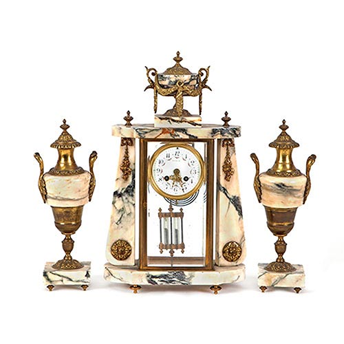 Sub.:22 - Lote: 212 -  Reloj de sobremesa con guarnici�n de �nforas en m�rmol veteado y bronce dorado, principios del S.XX. Firmado en la esfera Vivier. Con p�ndulo de mercurio.