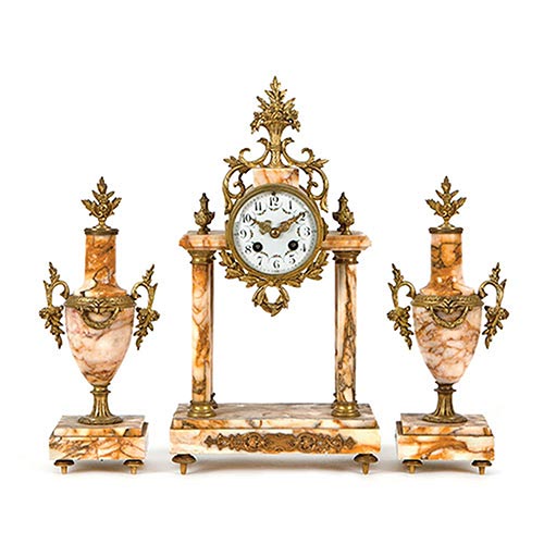 Sub.:22 - Lote: 1298 -  Guarnici�n en reloj de sobremesa en m�rmol y bronce dorado. Principios del S. XX. Con p�ndulo.