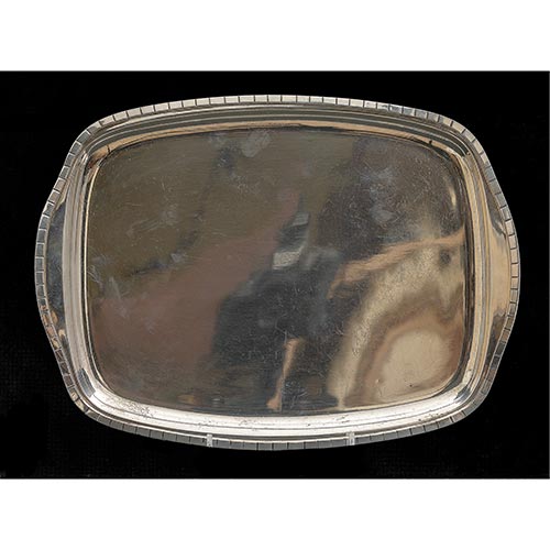 Sub.:22 - Lote: 1351 -  Bandeja grande oval realizada en plata con bordes decorados.