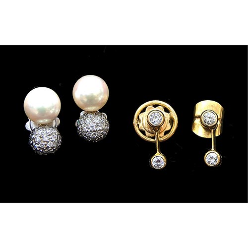 Sub.:22 - Lote: 1421 -  Dos pares de pendientes en oro de 14k. Unos con dos brillantes y tuerca cambiada. Otros con chispitas de brillantes y oro blanco.