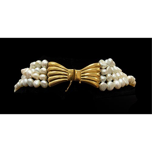 Sub.:22 - Lote: 1420 -  Collar de perlas con cierre de concha en oro de 14k.