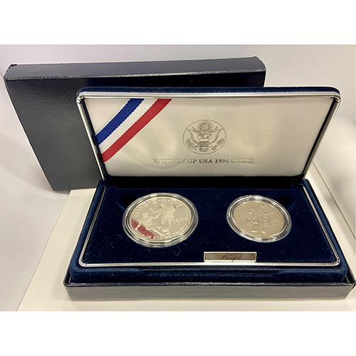Sub.:22 - Lote: 1455 -  Dos monedas de un d�lar de la World Cup USA 1994. En el anverso se ven futbolistas pugnando por el bal�n y en el reverso marca el valor de dicha moneda, junto con el anagrama del mundial. Acu�ada en plata (925). Con calidad proof. Con estuche original.
