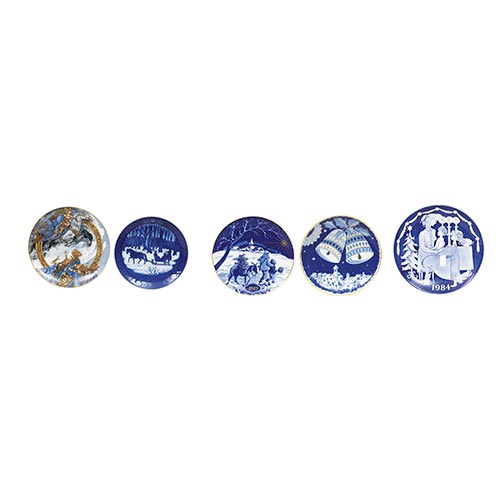 Sub.:22 - Lote: 206 -  Cinco platos en porcelana azul: cuatro con motivos navideos y uno con escena de Valkiria. Con sellos diferentes en la parte trasera.