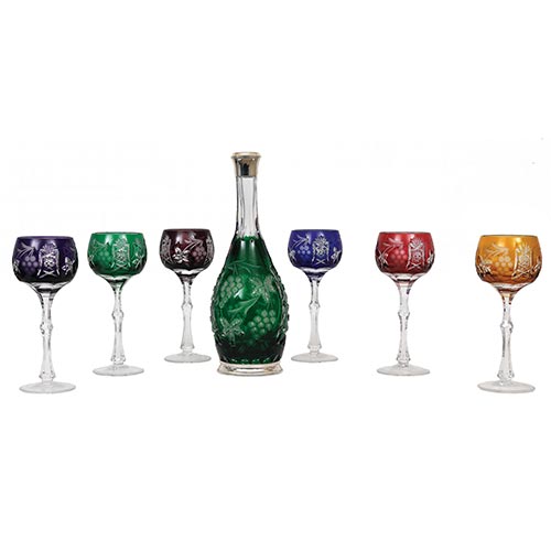 Sub.:22 - Lote: 1283 -  Seis copas en cristal tallado de colores y licorera a juego con embocadura y base en plata.