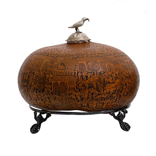 Sub.:22 - Lote: 1343 -  Calabaza pirograbada por el artista Feliciano Mayta. Con sello de Huacanyo, Per�. Con base en plata rematada con pies de garra.