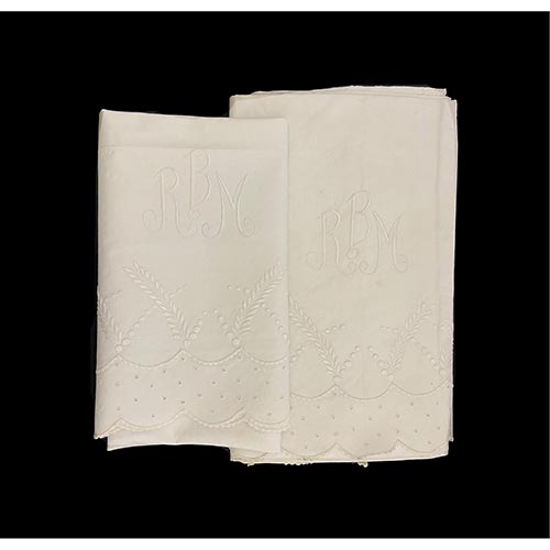 Sub.:22 - Lote: 1355 -  S�banas de cama de 135 cm, de matrimonio. Con iniciales RBM y bordados en blanco.