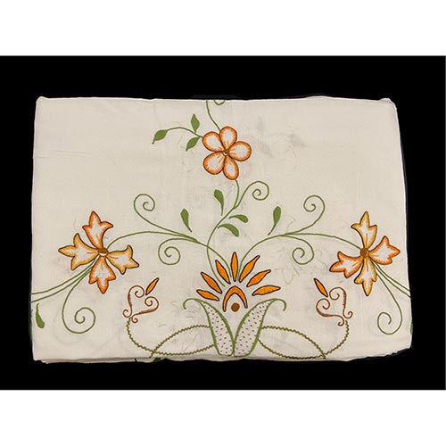 Sub.:22 - Lote: 1352 -  Mantel sin servilletas con flores naranjas, p�jaros y detalles en verde.