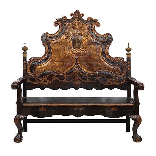 Sub.:22 - Lote: 254 -  Banco del siglo XVIII en madera tallada y policromada con remates en bronce. 