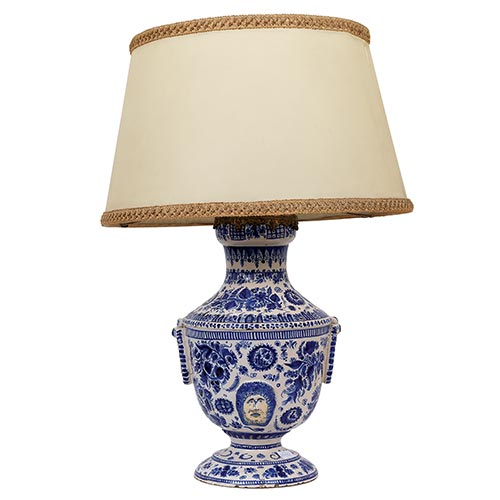 Sub.:22 - Lote: 1373 -  L�mpara de sobremesa en cer�mica azul. Con pantalla.