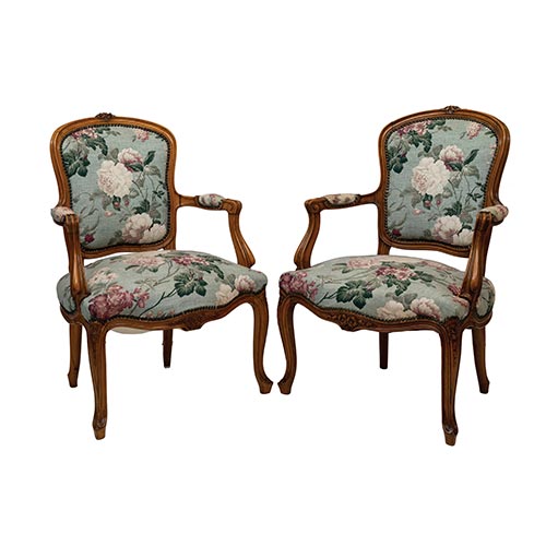 Sub.:22 - Lote: 260 -  Pareja de butacas estilo Luis XV en madera natural con tapicer�a floral.
