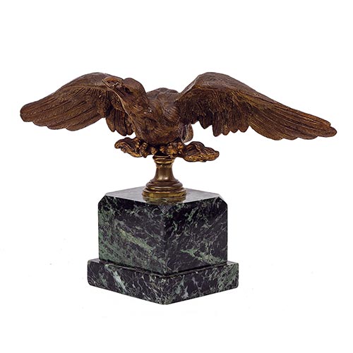 Sub.:22 - Lote: 193 -  Relojera de �guila en bronce y m�rmol con reloj lupa.