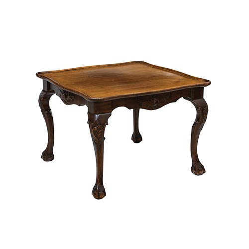 Sub.:22 - Lote: 274 -  Mesita auxiliar con patas galb�s y pies de garra.