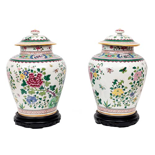 Sub.:22 - Lote: 276 -  Dos tibor en porcelana china Familia Verde, del siglo XIX. Decoraci�n floral. 