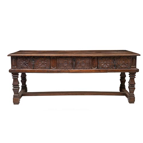 Sub.:22 - Lote: 1367 -  Mesa asturiana en madera de casta�o S. XVII con tres cajones tallados en cintura y patas de secci�n cuadrada unidas por chambranas.