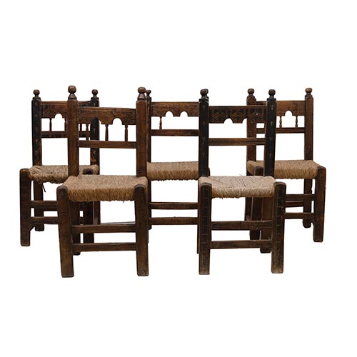 Sub.:22 - Lote: 1375 -  Lote de diez sillas rsticas con respaldo en madera tallada y asientos en mimbre.