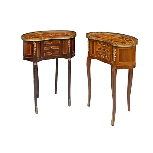 Sub.:22 - Lote: 1459 -  Dos mesillas con forma de ri��n y barandilla, y tres cajones en cintura.