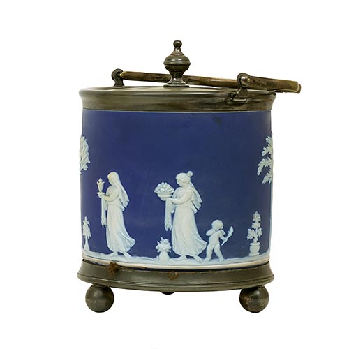 Sub.:22 - Lote: 174 -  Galletero en porcelana azul Wedgwood con bajorrelieves con escenas clsicas en blanco. 