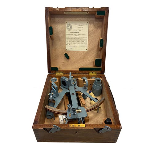 Sub.:22 - Lote: 1415 -  Sextante Kelvin & Hughes, Londres (1957) en estuche de madera original. N�mero de serie 65333.