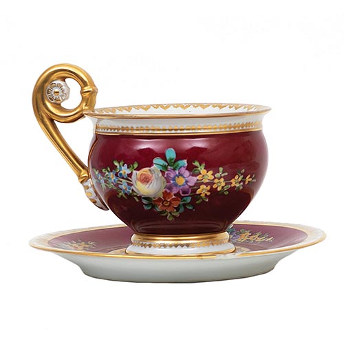 Sub.:22 - Lote: 246 -  Taza en porcelana con plato granate y oro. 