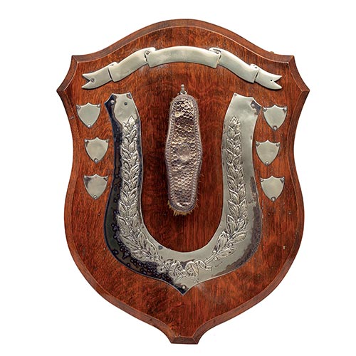 Sub.:22 - Lote: 272 -  Cepillo con colgador en madera y metal plateado.