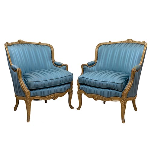 Sub.:22 - Lote: 275 -  Pareja de butacas bergere estilo Luis XV en madera tallada y lacada, con tapicera azul.