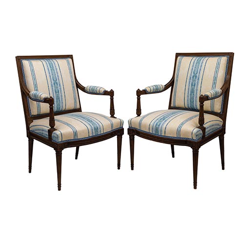 Sub.:22 - Lote: 1267 -  Pareja de butacas estilo Luis XVI en madera natural, con tapicer�a azul y blanca.