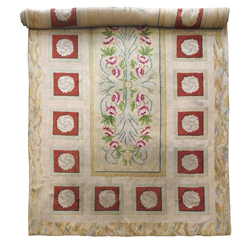 Sub.:22 - Lote: 341 -  Alfombra de nudo espa�ol con cartucho central floral de corte neocl�sico y orla perimetral con figuras geom�tricas sobre fondo beige.