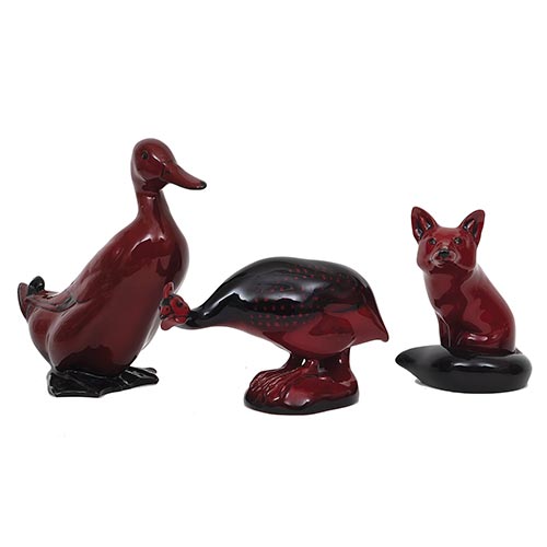 Sub.:22 - Lote: 1293 -  Gallina de Guinea, pato y zorro en cer�mica inglesa de Royal Doulton, efecto Flambe. Con sello en la base.