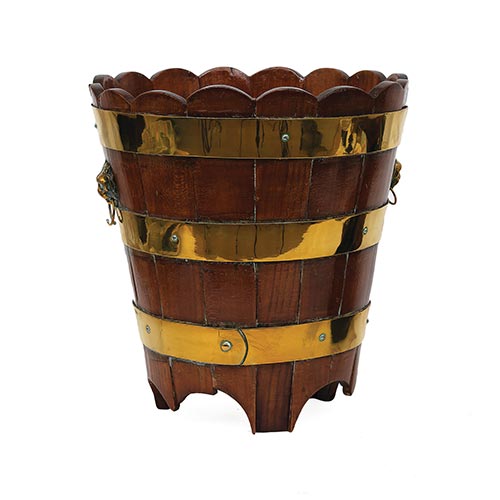 Sub.:22 - Lote: 1345 -  Cubo en madera con aplicaciones en bronce, cabezas de le�n y borde lobulado.