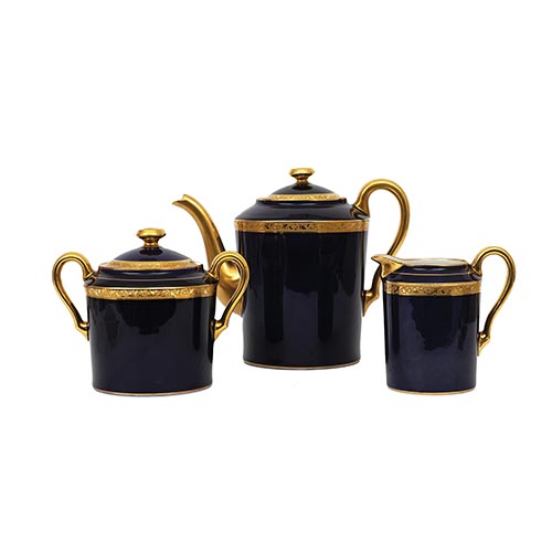 Sub.:22 - Lote: 1266 -  Cafetera, lechera y azucarero en porcelana azul.