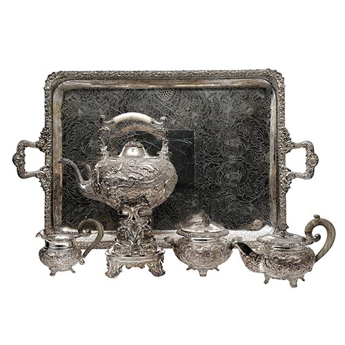 Sub.:22 - Lote: 1311 -  Juego de caf� y t� con Samovar en metal plateado de cinco piezas con bandeja grabada con motivos vegetales. 