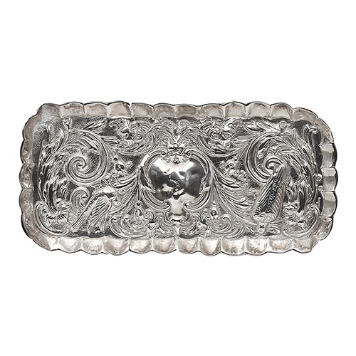 Sub.:22 - Lote: 296 -  Bandeja peque�a en plata repujada con rotura.