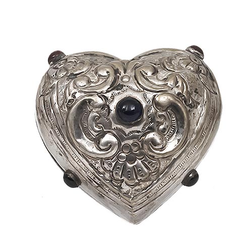 Sub.:22 - Lote: 296A -  Cajita en metal plateado repujado con forma de coraz�n y piedras de colores