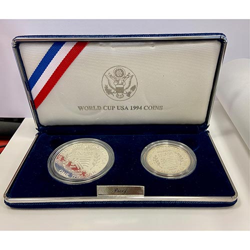 Sub.:22 - Lote: 1432 -  Dos monedas de un d�lar de la World Cup USA 1994. En el anverso se ven futbolistas pugnando por el bal�n y en el reverso marca el valor de dicha moneda, junto con el anagrama del mundial. Acu�ada en plata (925). Con calidad proof. Con estuche original.