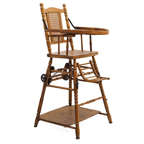 Sub.:22 - Lote: 1380 -  Trona realizada en madera torneada plegable para convertirla en carro con ruedas. Con dibujo grabado en la tapa.