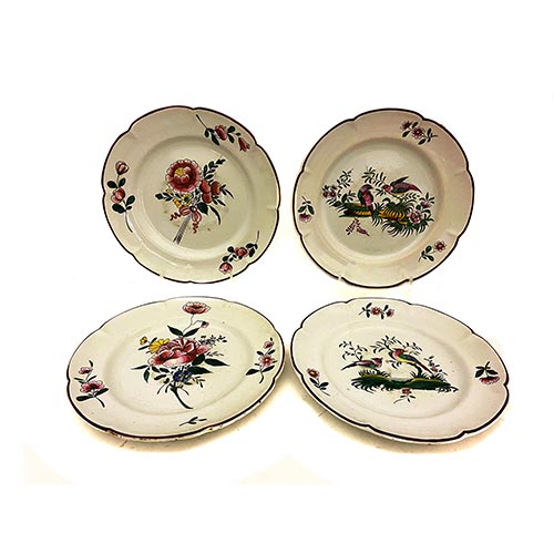Sub.:22 - Lote: 1286 -  Cuatro platos en cer�mica francesa pintados. Dos de flores y dos de p�jaros.
