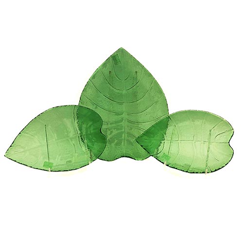 Sub.:22 - Lote: 310 -  Lote de tres bandejas en cristal tallado verde con forma de hoja.